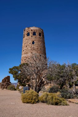 Büyük Kanyon, ABD - 20 Ekim 2025 - Çöl Manzaralı Gözcü Kulesi Grand Canyon Ulusal Parkı 'nda açık mavi gökyüzüne karşı dimdik ayakta duruyor