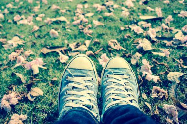 Çimlerde eski ayakkabılar.