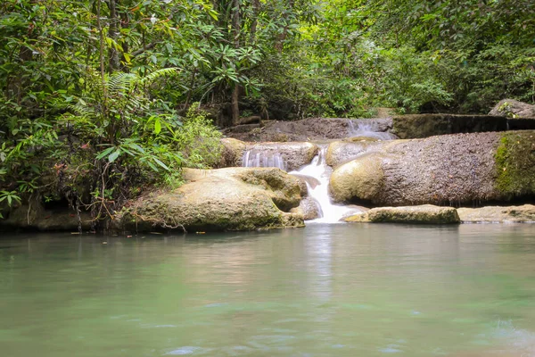 Ormanda doğal şelale, Erawan şelalesi, Kanchanaburi Eyaleti, Tayland.