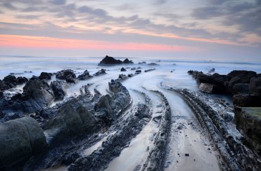 Pliegues en la costa de Barrika (Bizkaia) al atardecer