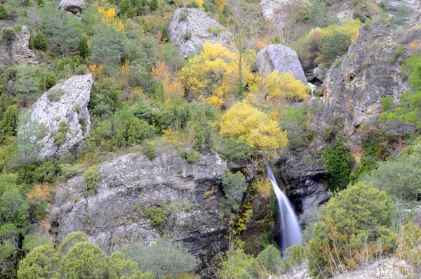 Valderejo doğal parkındaki şelale (Alava, İspanya) sonbaharda çekilmiştir.