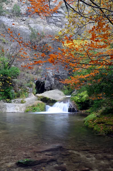 Valderejo doğal parkındaki Puron nehrinde küçük bir şelale, Alava, Pais Vasco, İspanya