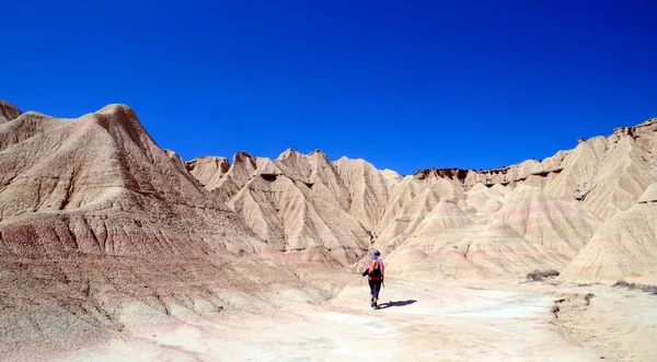 Egy Személy Sétál Las Bardenas Reales Natural Reserve Bioszféra Reserve — Stock Fotó