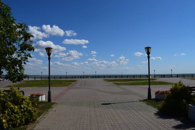 Kayalık zeminin üzerinde şeffaf akış