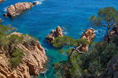 İspanya 'nın Katalonya kentindeki Costa Brava' da Camino de Ronda 'dan kayalarla ve Akdeniz' le harika bir doğal manzara..