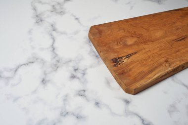 Beyaz mermer mutfak yüzeyindeki ahşap mutfak tahtası yemek kesip hazırlamaya hazır. Metin için boşluk ile.