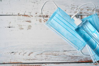 Ahşap arka planda tıbbi yüz maskeleri. Koronavirüs, grip ve diğer hava enfeksiyonlarına karşı koruma.