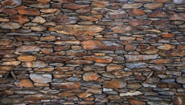 Doğal taş duvar. Doğal taşlarla örülmüş duvar. Taş dokusu.