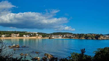 Akdeniz kıyılarının panoramik manzarası, turkuaz su, sahil ve İspanya 'nın Katalonya kentindeki Costa Brava kayaları.