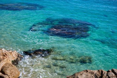Akdeniz manzarası turkuaz su, plaj ve İspanya 'nın Katalonya kentindeki Costa Brava kayaları..