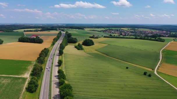 Ένα Τηλεκατευθυνόμενο Πετάει Πάνω Από Γερμανικό Autobahn Στη Βαυαρία Απαλά — Αρχείο Βίντεο