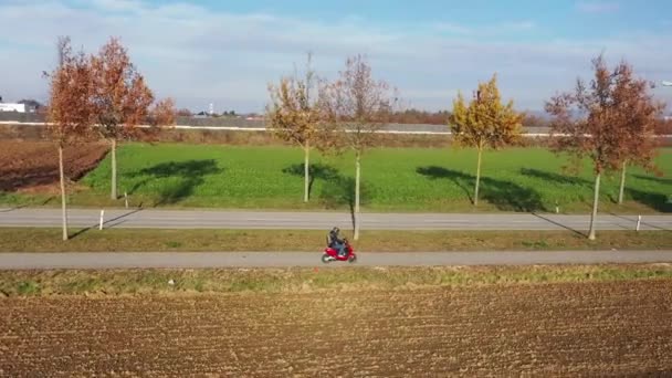 Scooter Mueve Largo Carretera Alemana Otoño — Vídeos de Stock