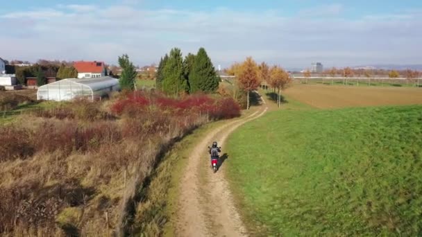 Elektromos Robogó Halad Őszi Német Úton — Stock videók