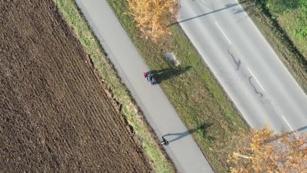 Scooter Eléctrico Mueve Largo Del Otoño Alemán Road Drone Tiro — Vídeos de Stock