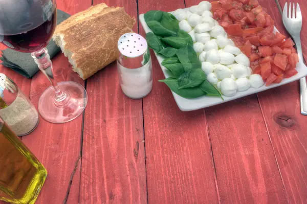 sağ aşağı Caprese salatası