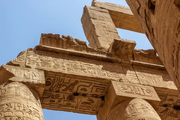 Detal dachu świątyni w Karnaku, — Zdjęcie stockowe