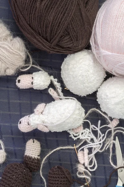 Amigurumi sheep and tools — Stock Photo, Image