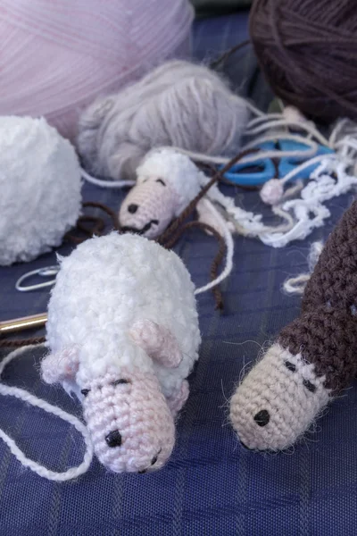 Amigurumi Schafe und Werkzeuge — Stockfoto