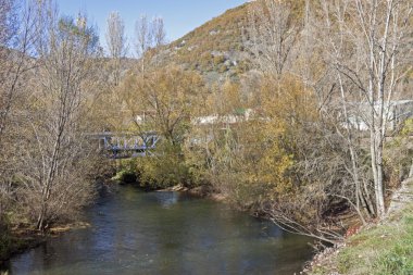 bir nehir üzerinde tren Köprüsü