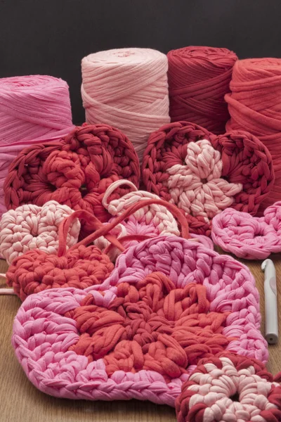 Decorações de crochê Valentine corações de crochê — Fotografia de Stock