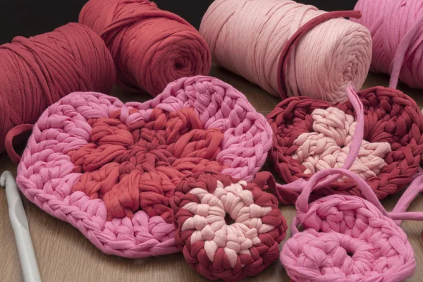 Decorações de crochê Valentine corações de crochê — Fotografia de Stock