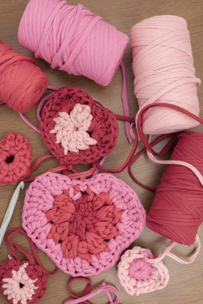 Украшения для вязания вязанием вязаных сердец — стоковое фото