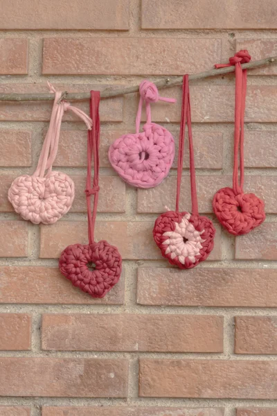 Decorações de crochê Valentine corações — Fotografia de Stock