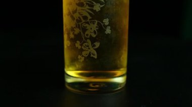 Stüdyo Chiangmai Tayland 'da bardakta bira.