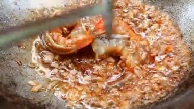 Tavada demirhindi soslu kızarmış karides, Tayland yemeği.