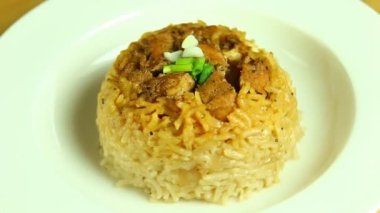 Pirinç buğulama, domuz pirzolası ve Tayland yemeği.