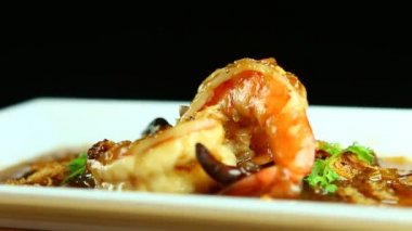 Tabakta demirhindi soslu kızarmış karides, Tayland yemeği.