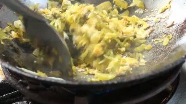 Tavada yumurta ve lahana turşusu, Chiangmai Tayland 'da.