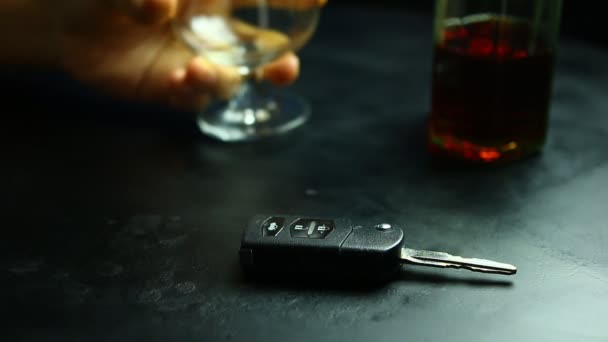 Człowiek Pijący Whisky Barze Biorąc Kluczyki Samochodu Stołu Nie Pij — Wideo stockowe