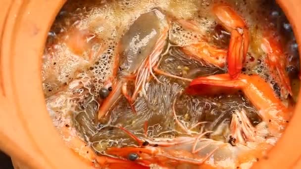 Pečení Krevety Nudlemi Hrnci Thajské Slavné Jídlo — Stock video
