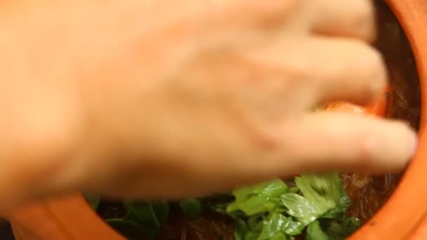 Memanggang Udang Dengan Mie Dalam Pot Makanan Terkenal Thailand — Stok Video