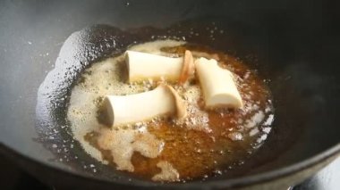 Tavada mantar kızartıyorum, Chiangmai Tayland 'da.