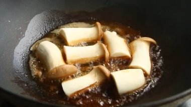 Tavada mantar kızartıyorum, Chiangmai Tayland 'da.