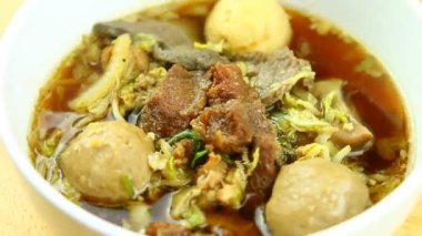 Kavanozda haşlanmış et çorbası, Tayland sokak yemeği..