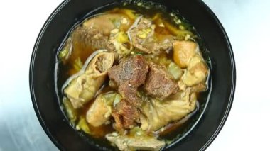 Kavanozda haşlanmış et çorbası, Tayland sokak yemeği..