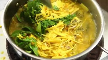 Bambu pişirmek tencerede köri filizlendirir, Tayland yemeği.. 