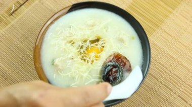 Kasede yumurtalı pirinç lapası, Tayland sokak yemeği..
