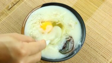 Kasede yumurtalı pirinç lapası, Tayland sokak yemeği..