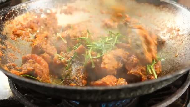 Freír Pescado Picado Con Pasta Chile Sartén Puerta Chiangmai Tailandia — Vídeos de Stock