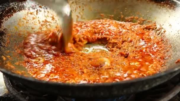 在锅里煎辣椒酱 在泰国清迈门口 — 图库视频影像