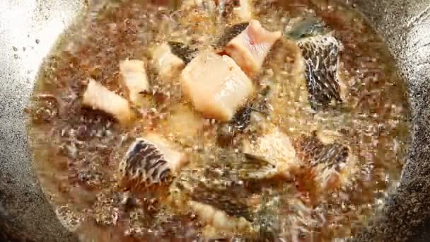 把切碎的猫鱼放在锅里烤 在泰国清迈门口 — 图库视频影像