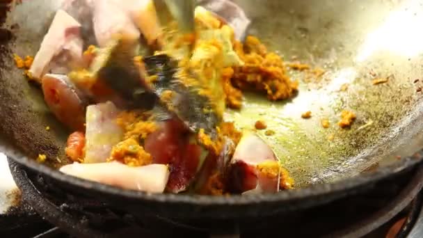 Τηγανητό Ψάρι Γάτας Τηγάνι Στην Πόρτα Chiangmai Ταϊλάνδη — Αρχείο Βίντεο