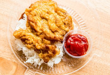 Yemek kutusunda pirinçli omlet, Tayland yemeği.