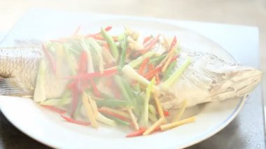 Tabakta buğulanmış levrek balığı, Chiangmai Tayland 'da.