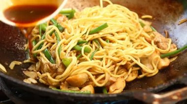 Tavada erişte kızartma, Tayland 'ın ünlü sokak yemekleri.