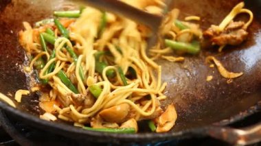 Tavada erişte kızartma, Tayland 'ın ünlü sokak yemekleri.